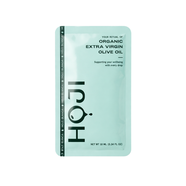 The HOJI BLANCA 30 PACK by Hoji features single-serve Hojiblanca extra virgin olive oil sachets in a light green packet, promoting wellbeing, with each sachet containing 10 ml (0.34 fl oz).
